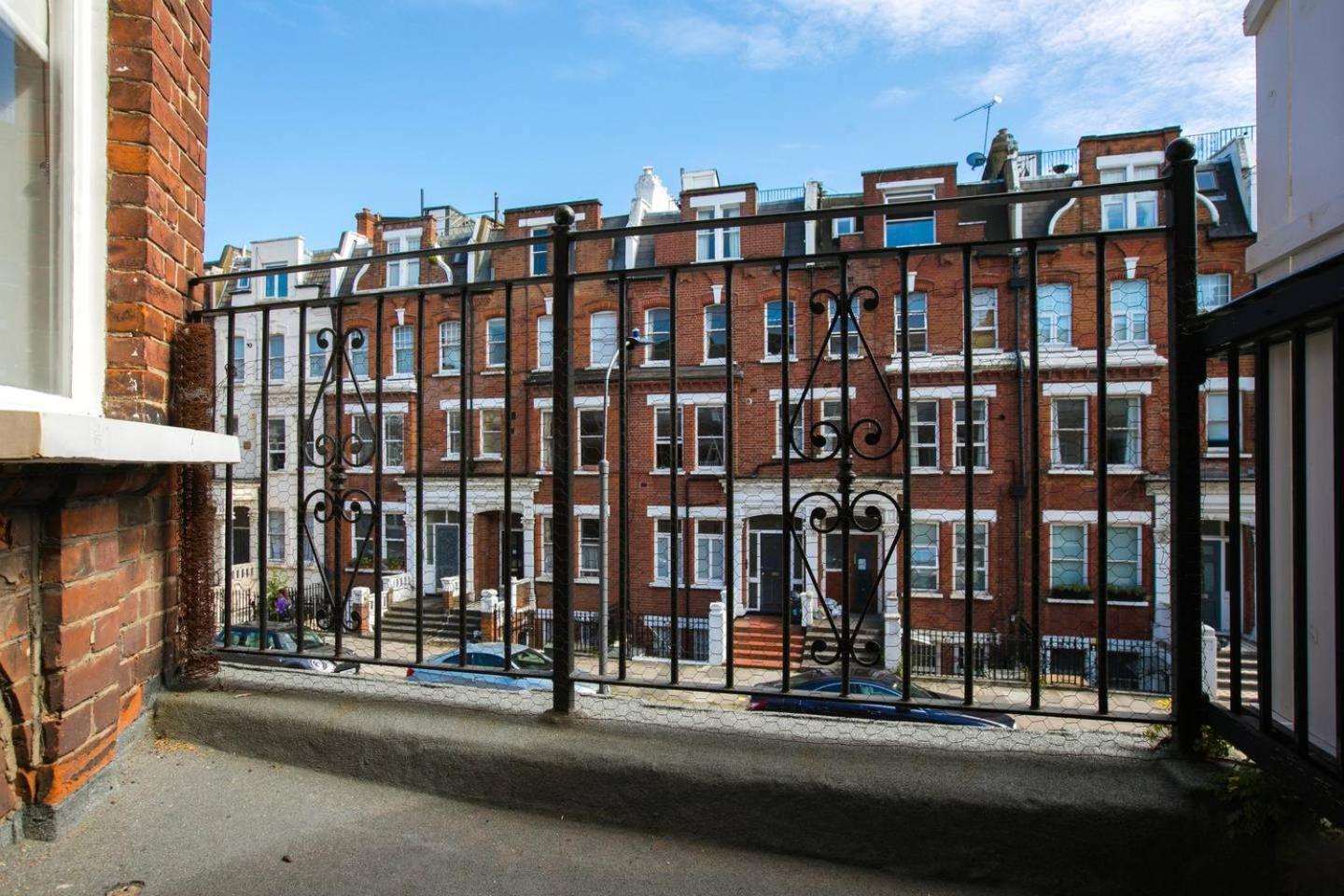 Guestready - West Kensington Home W/Balcony Лондон Екстериор снимка